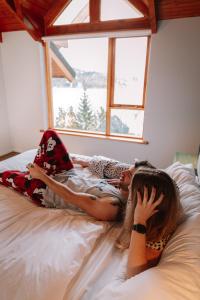 圣卡洛斯-德巴里洛切半岛贝提酒店的两个女孩躺在卧室的床上