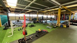 拉奥罗塔瓦Parque La Luz的健身房的顶部景观,配有健身器材