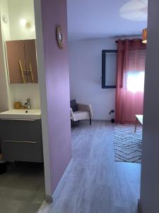 TomblaineGrande chambre privée 18 m2 dans maison proche Gare et Nancy Thermal的带粉红色门的厨房的房间