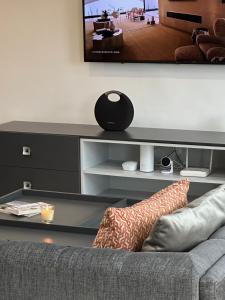 拉各斯Guided Hospitality - Luxury Accommodations的带沙发和平面电视的客厅