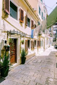 科孚镇Via Porta Raimonda (Luxury central detached house)的一座有楼房的老城区的小巷