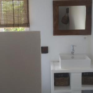 TraspinedoCasa rural la luz de Ari的浴室设有白色水槽和镜子