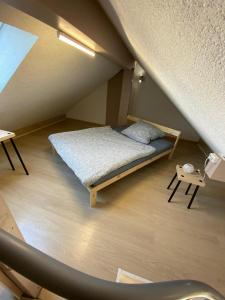 劳芬堡Ferienwohnung Vogelsang的一间小房间,阁楼上配有一张床