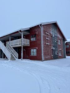 韦姆达伦Storhogna Torg的雪地里的红砖建筑,有楼梯