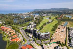邦涛海滩Skypark Laguna apartments Bangtao的享有带高尔夫球场的度假村的空中景致