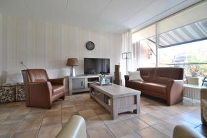 滨海卡特韦克Costa Del Katwijk的客厅配有两张沙发和一台电视机