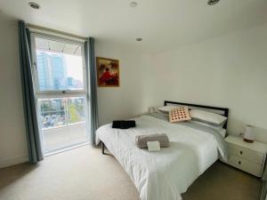 伦敦Morden 2bed2bath London Zone2 City/River View Home的一间卧室设有两张床和大窗户