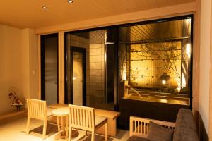 奈良奈良旅館別館 Sweet 螢 源的配有桌椅和浴缸的客房
