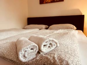 希欧福克Idyllisches Ferienhaus的床上有两条毛巾