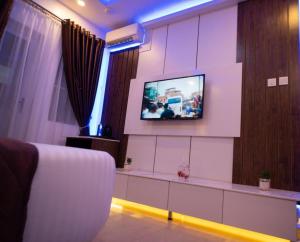 拉各斯Presken Waters的客厅设有壁挂式平面电视。