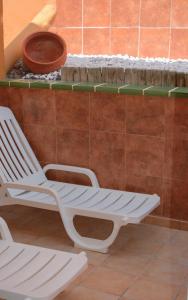 科拉雷侯Casa Sur的白色长凳,旁边是瓷砖墙