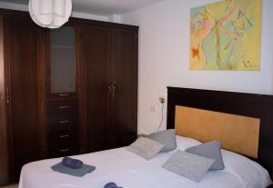 科拉雷侯Casa Sur的一间卧室配有一张带两个枕头的床