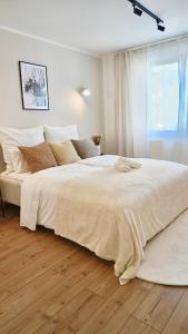 伍珀塔尔Luxuriös & Sehr Zentral in Wuppertal的卧室铺有木地板,配有一张大型白色床。