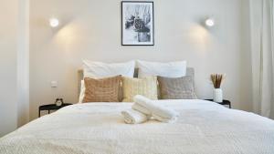 伍珀塔尔Luxuriös & Sehr Zentral in Wuppertal的卧室配有白色的床和2条毛巾