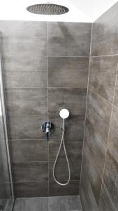 伍珀塔尔Luxuriös & Sehr Zentral in Wuppertal的带淋浴喷头的浴室