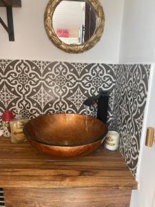 East BarnetStudio with a hot tub and garden的浴室设有木碗和镜子