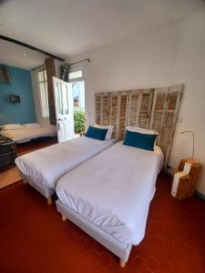 戛纳杜拉克弗罗瑞别墅住宿加早餐旅馆的一间卧室设有两张床和窗户。