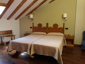 贝纳斯克阿拉奎埃斯酒店的一间卧室,配有两张床