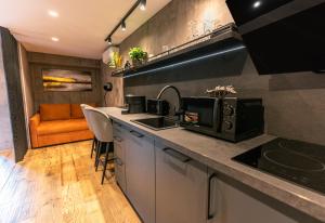 马拉加Apartments DREAM的厨房配有水槽和台面