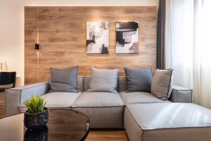 克桑西Good times - Luxury Studio Apartments的客厅配有沙发和桌子