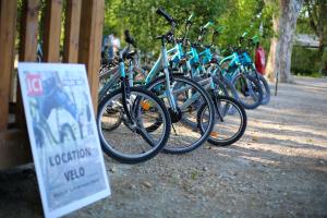 阿维尼翁Lodges & Nature - 71的停在围栏旁边的一排自行车