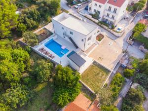 杜布罗夫尼克Villa Olivila的享有带游泳池的房屋的空中景致