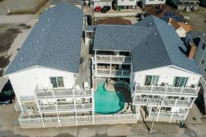 汉普顿大西洋汽车旅馆的享有带游泳池的大型白色房屋的空中景致