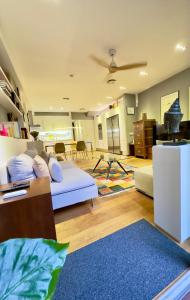 巴塞罗那ArtlifeBCN Urban Oasis Apartment的客厅配有沙发和桌子