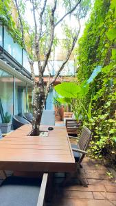 巴塞罗那ArtlifeBCN Urban Oasis Apartment的中间有木桌和树