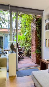 巴塞罗那ArtlifeBCN Urban Oasis Apartment的客厅设有滑动玻璃门,可通往庭院