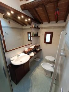 CasalinaLa Casa di Roby的一间带水槽和两个卫生间的浴室