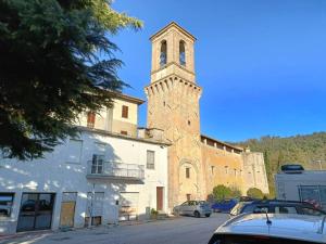 CasalinaLa Casa di Roby的教堂,塔楼上挂着钟