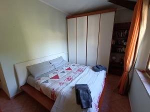 CasalinaLa Casa di Roby的一间卧室,配有一张带袋子的床