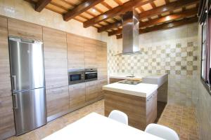 科尼尔-德拉弗龙特拉Vivienda Rural El Chirimbolo的厨房配有不锈钢冰箱和水槽