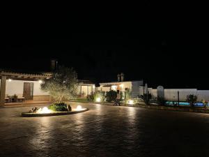 科尼尔-德拉弗龙特拉Vivienda Rural El Chirimbolo的庭院在晚上,中间有一个喷泉