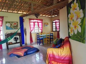 卡诺格布拉达VILLA com Wi-Fi, cozinha, parking, Canoa Quebrada zona centro, jardim tropical, tudu prossimo a pe的客房设有两张床和吊床。