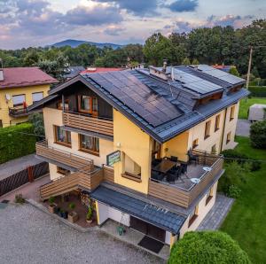 别尔斯克-比亚拉Gasthaus的屋顶上方设有太阳能电池板的房子的景色