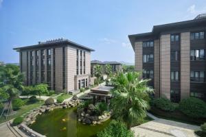 杭州杭州西溪万怡酒店的享有带池塘的建筑的空中景致