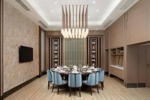 杭州杭州西溪万怡酒店的一间带桌椅和吊灯的用餐室