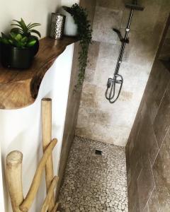 圣安娜Le Loys Martinique的带淋浴的浴室(铺有石质地板)