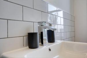 欧文The Irvine - Coorie Doon Apartments的浴室水槽设有水龙头和镜子