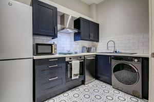 欧文The Irvine - Coorie Doon Apartments的厨房配有洗衣机和微波炉。