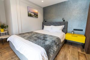 马拉加Apartments DREAM的一间卧室设有一张大床和一张黄色的桌子。
