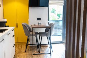 马拉加Apartments DREAM的厨房配有小桌子和两把椅子