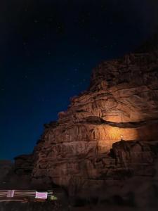 瓦迪拉姆Star City Camp wadirum的天空星星星之夜的岩石山