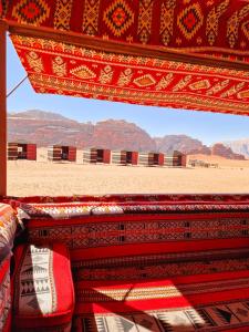 瓦迪拉姆Star City Camp wadirum的享有沙漠和山脉的景色