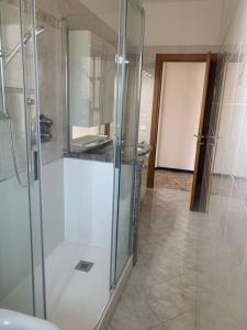 瓦拉泽Vista mare con ogni comfort的一个带水槽的玻璃淋浴间