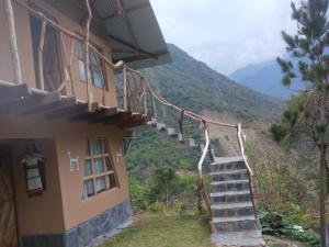 圣特雷莎Salkantay Hostel Chaullay的通往山地建筑的楼梯