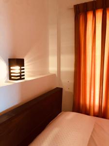 丹不拉Nature Rock Dambulla的一间卧室配有一张床和一个光线充足的窗户