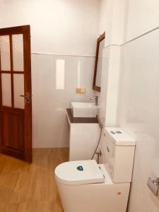 丹不拉Nature Rock Dambulla的白色的浴室设有卫生间和水槽。